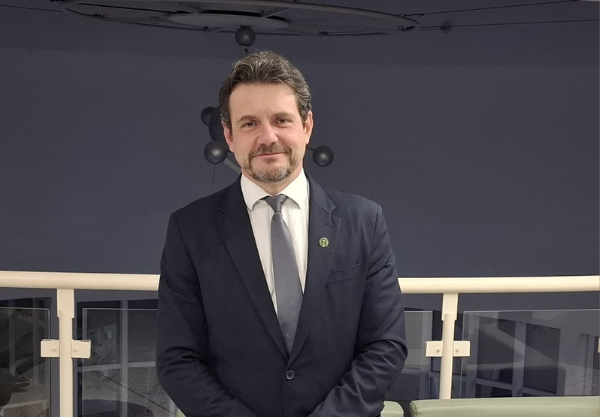 O novo presidente do CRM-PR, Eduardo Baptistella, tem 49 anos, é natural de Cornélio Procópio (PR) e é formado pela Faculdade Evangélica Mackenzie do Paraná.